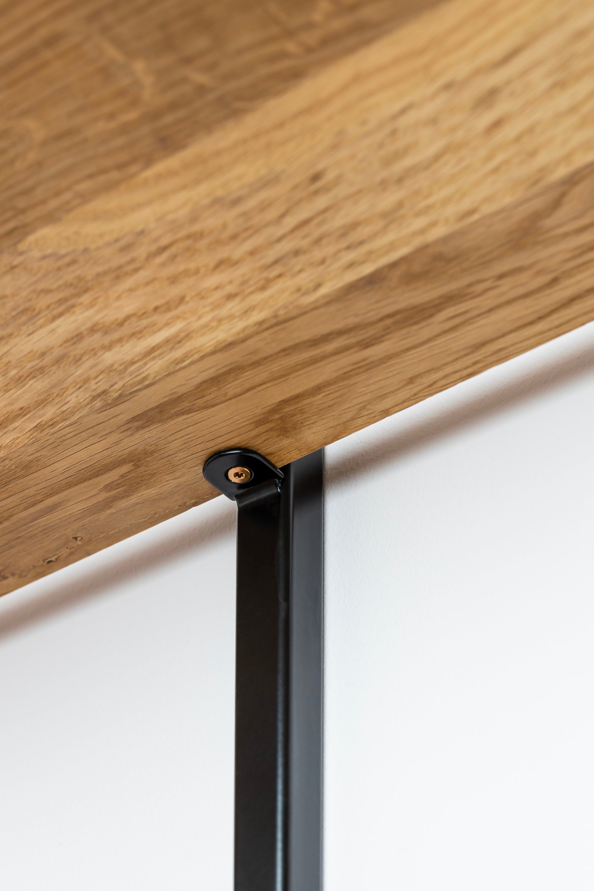 Close up view of solid wood floating shelf ÄIKE highlighting the attachment style of the frame