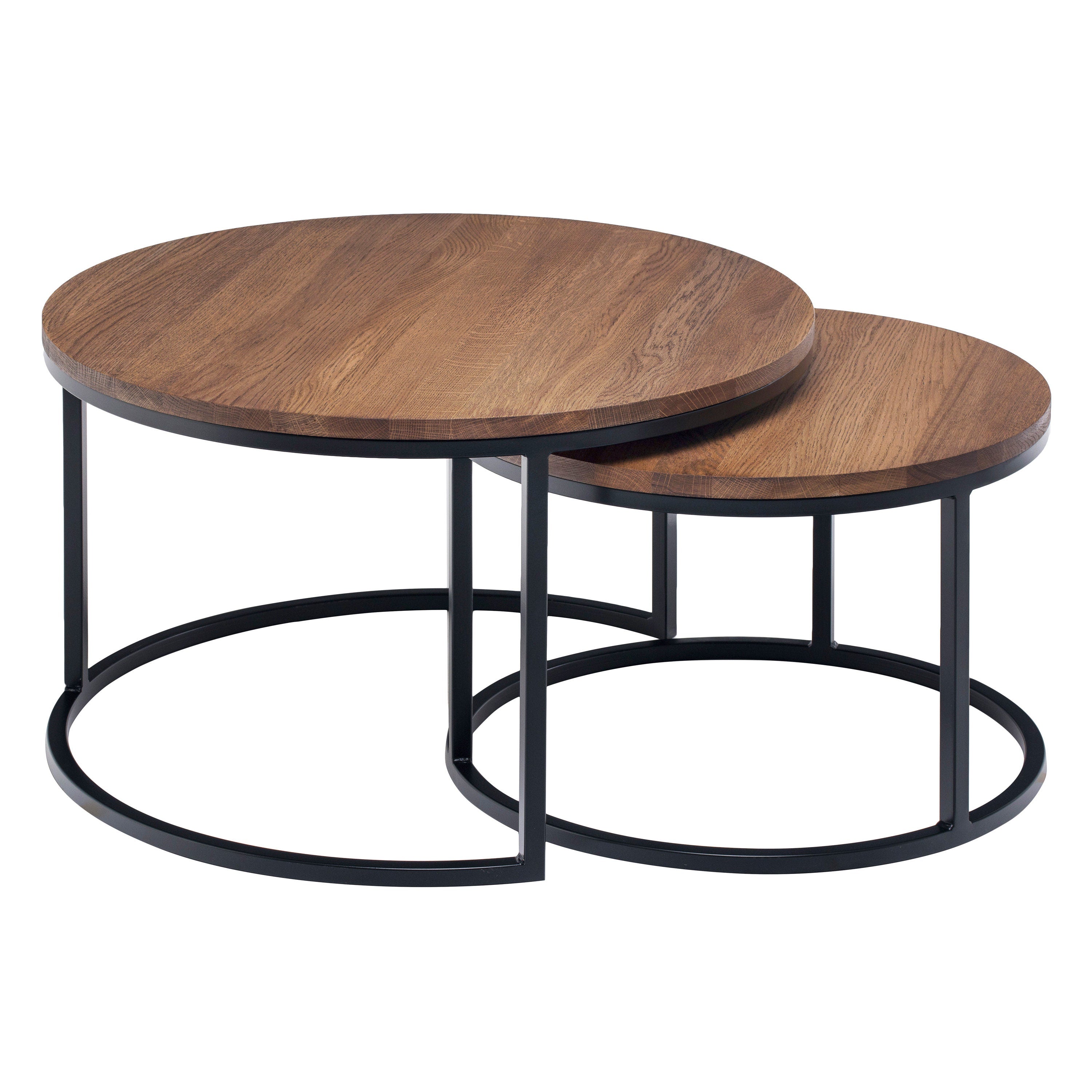 Table basse Rukilill avec pieds en métal noir et plateau en chêne foncé sur fond blanc