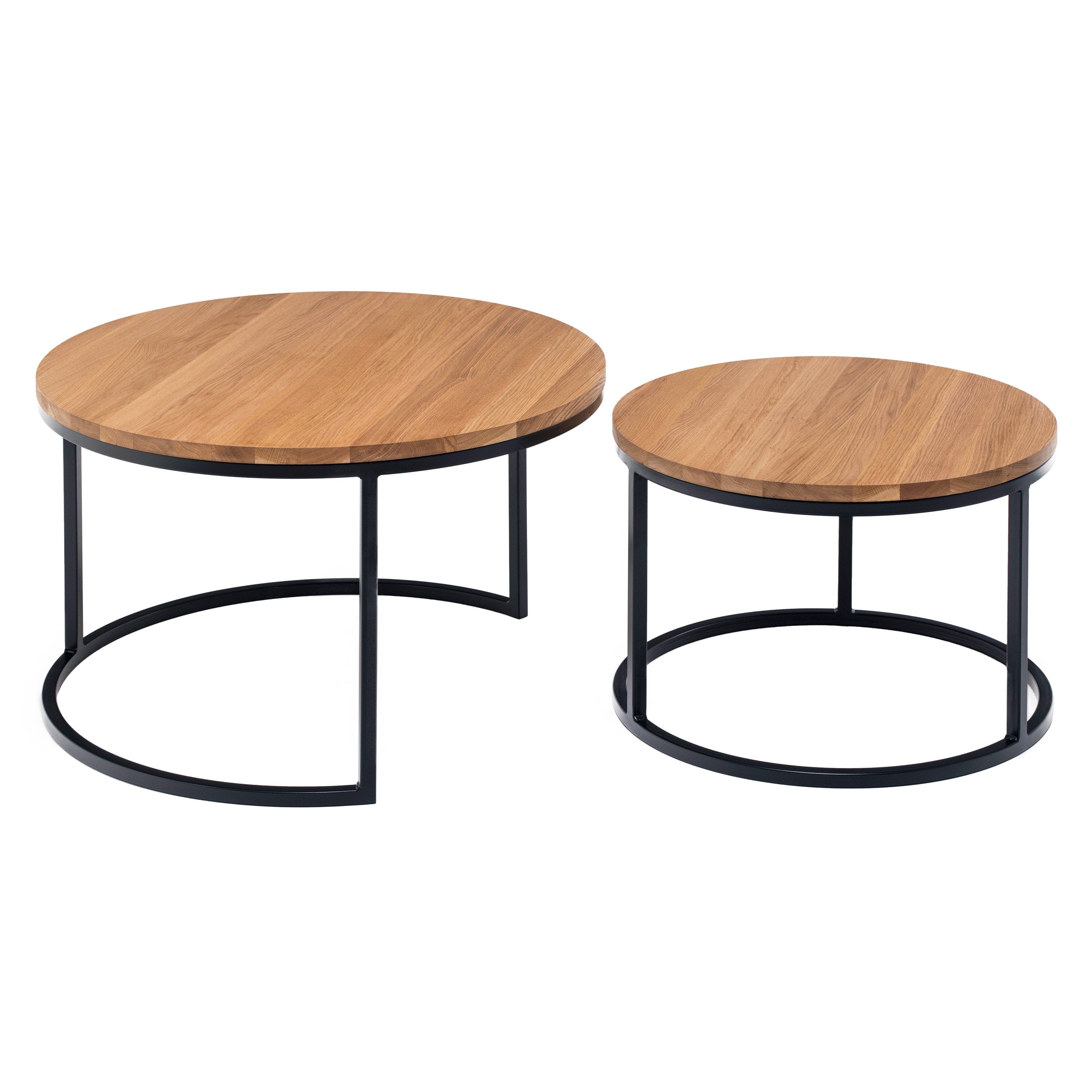 Table basse Rukilill avec pieds en métal noir et plateau en chêne naturel sur fond blanc