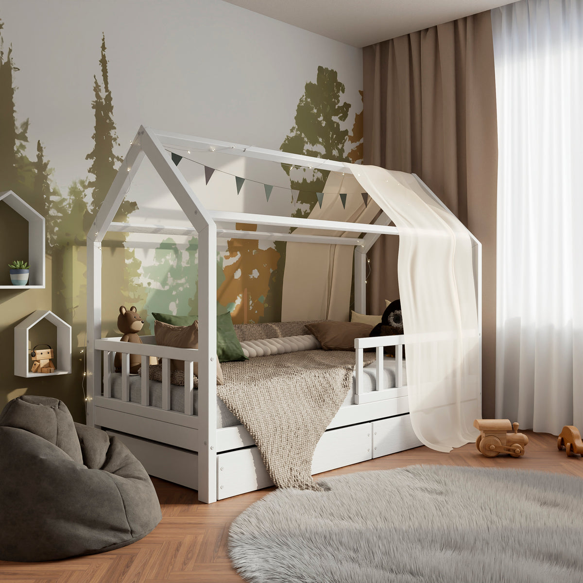 Lit d'enfant en bois blanc ÖÖBIK avec deux tiroirs dans une chambre d'enfant moderne et lumineuse décorée avec des coussins et des jouets.