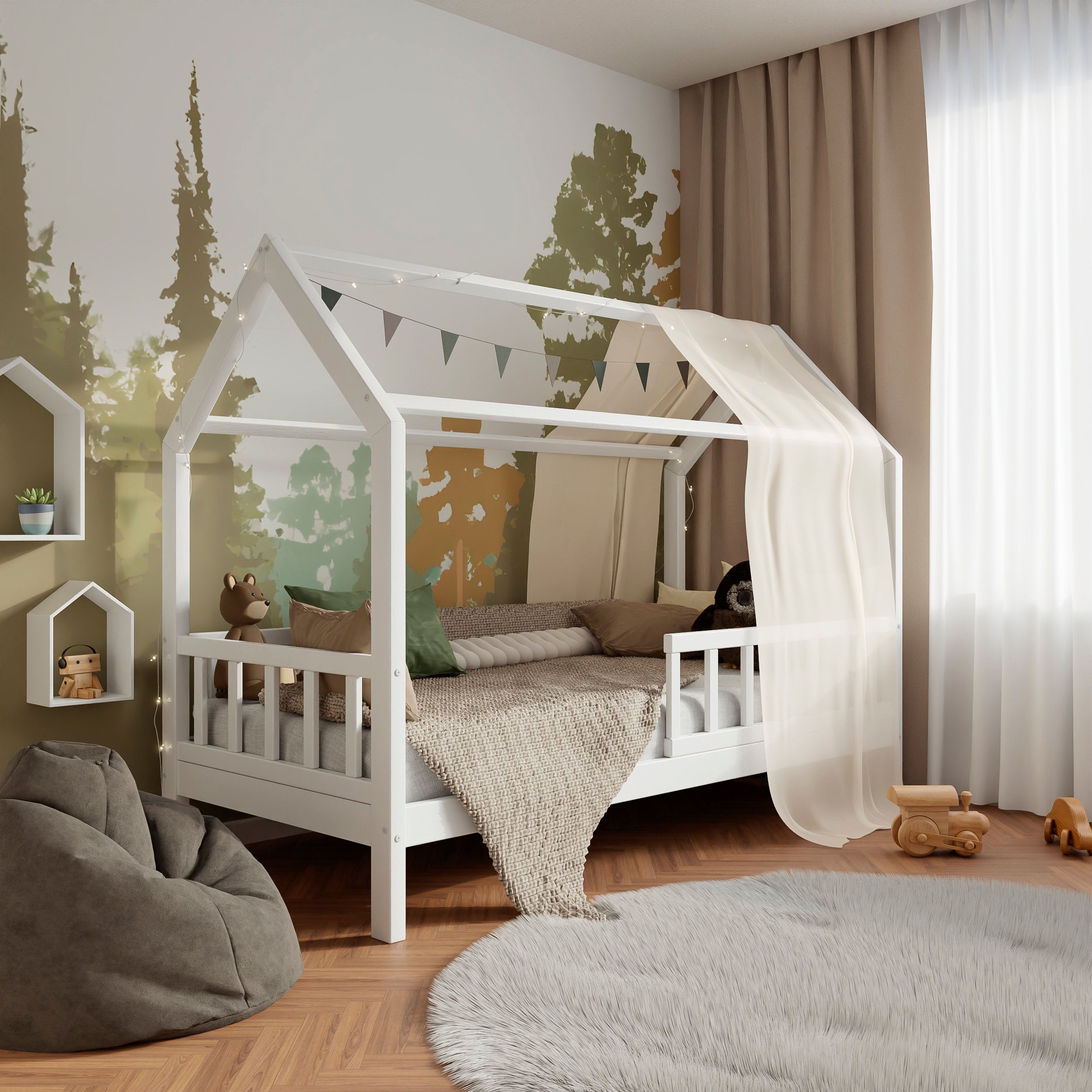 Lit d'enfant en bois blanc ÖÖBIK avec deux tiroirs dans une chambre d'enfant moderne décorée avec des coussins, des jouets et des guirlandes lumineuses.