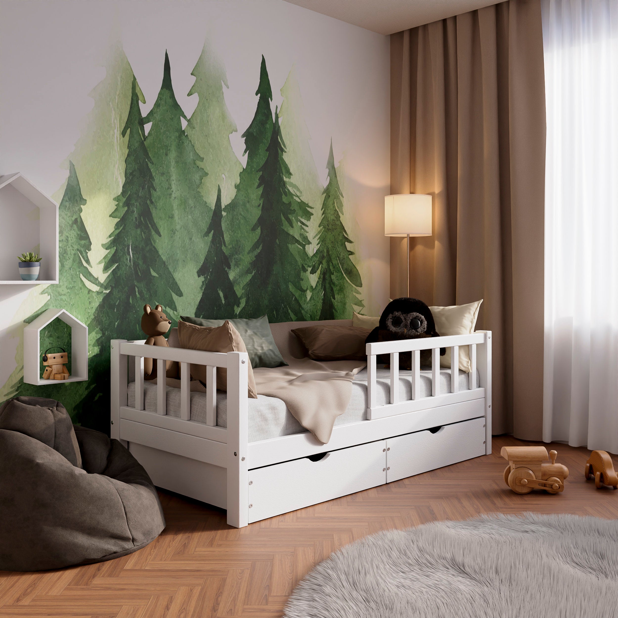 Weißes Holz-Kleinkindbett VARBLANE mit Barrieren, Schubladen und einem ausziehbaren Bett in einem mit Kissen und Spielzeug dekorierten Kinderzimmer