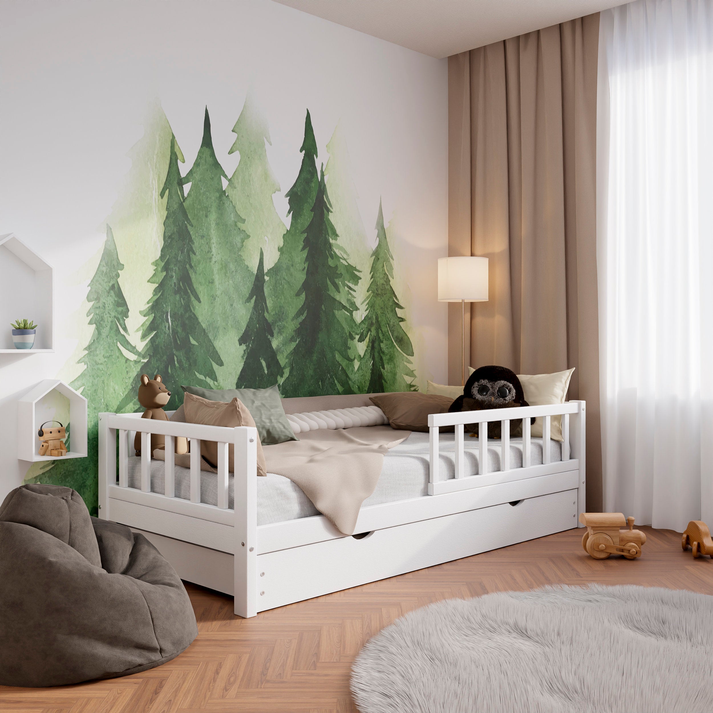 Weißes Holz-Kleinkindbett VARBLANE mit Barrieren, Schubladen und einem ausziehbaren Bett in einem mit Kissen und Spielzeug dekorierten Kinderzimmer